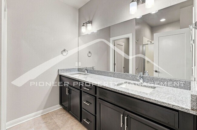 Building Photo - Gorgeous Home with Central AC and Washer/Dryer