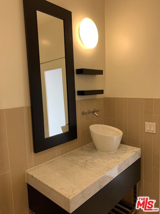 Building Photo - 727 W 7th St