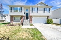 Building Photo - Beautifully Updated 4-Bedroom Home in Syra...