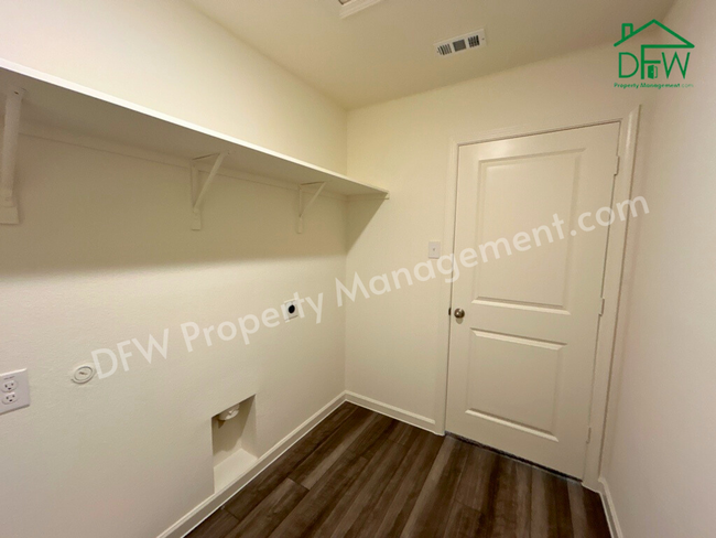 Building Photo - Spacious 5-Bedroom Home with Modern Upgrad...