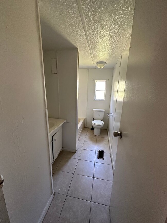 Building Photo - 3/2 Mobile Home  Dover