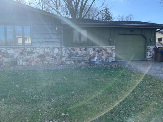 Building Photo - 1213 E Airport Rd