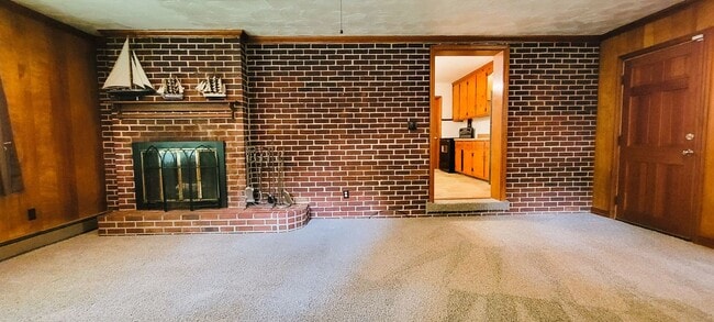 Building Photo - Brick ranch in Southside with large privat...