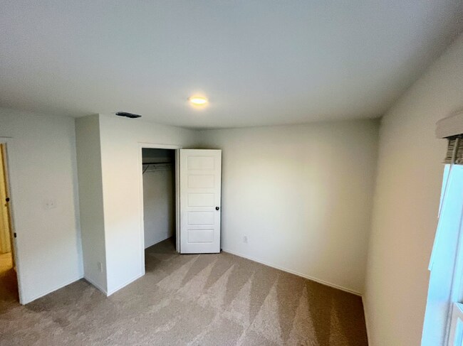 Building Photo - 743 Bluegrass Pt