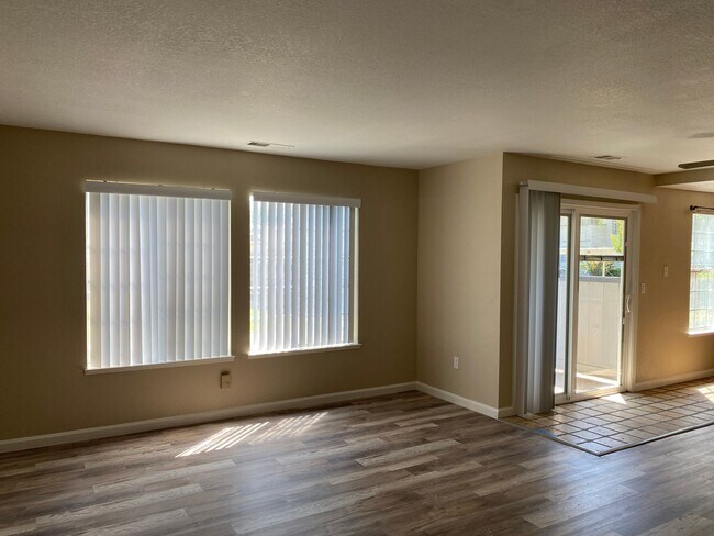 Building Photo - 2 Bedroom 2 Bathroom Condo Close to Freeway, Schools & Shopping