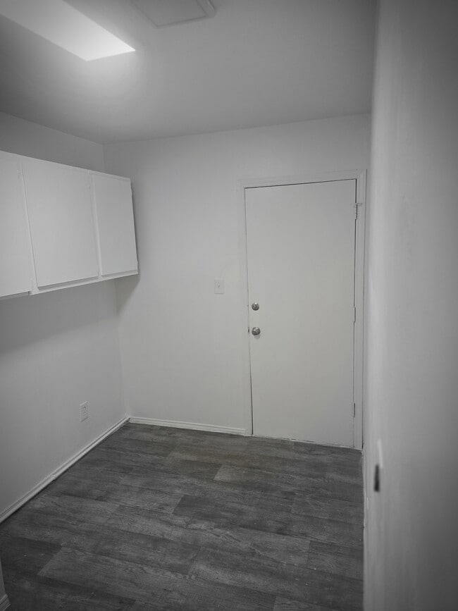 Building Photo - 409 River Rd