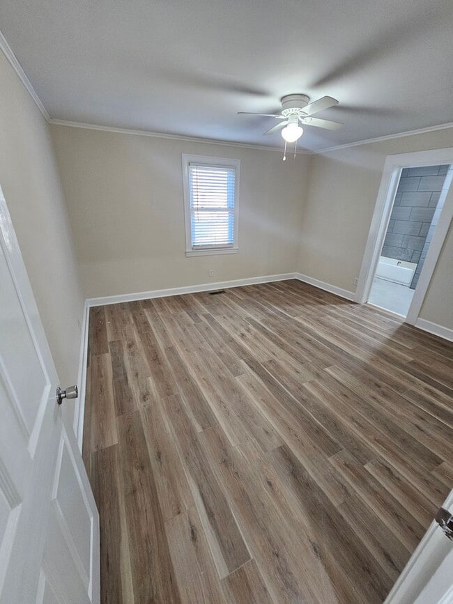 Building Photo - 610 Lynwood Ave NE