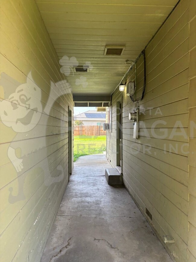 Building Photo - 2 Bedroom/1 bathroom home on large lot