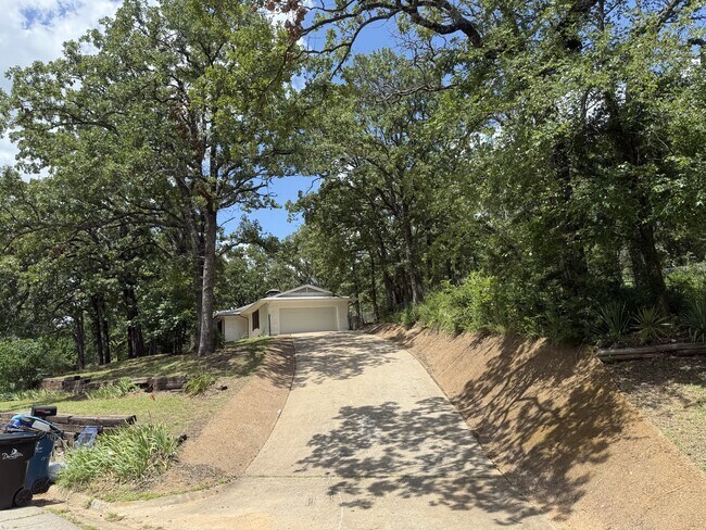 Building Photo - 3601 Oakwood Dr