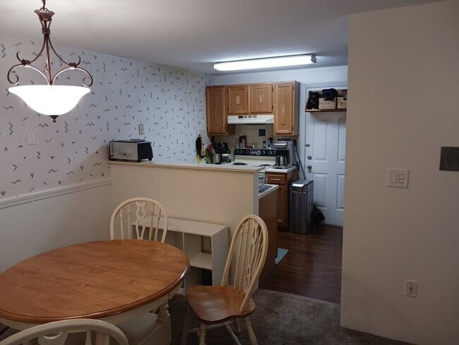 Building Photo - 10 Squire Ct