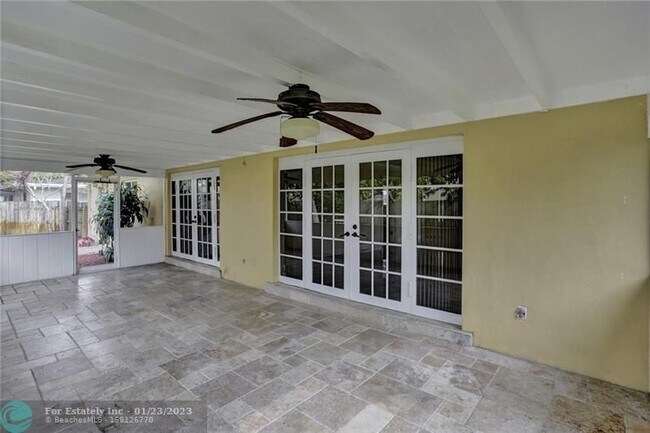 Building Photo - 361 SW 60th Ave