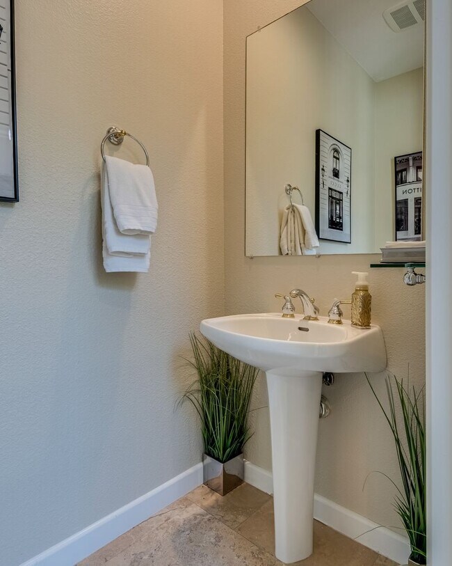Building Photo - Beautiful Single-Story Residence in Premier Golf Course Community