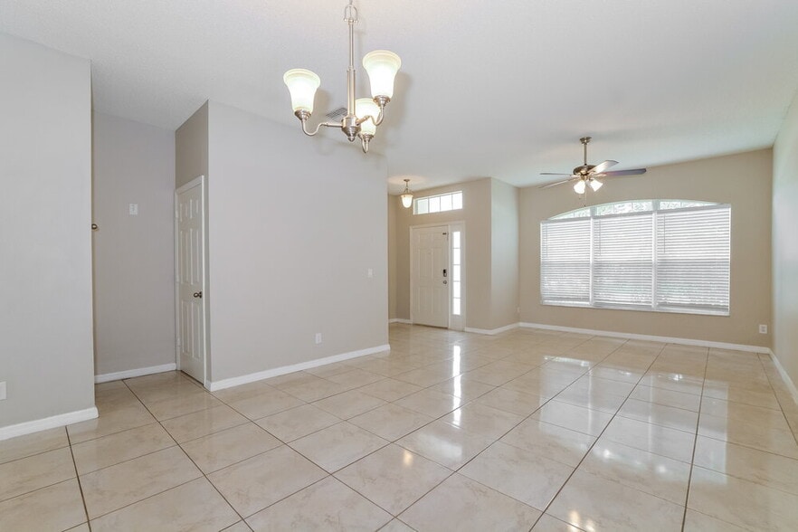 Building Photo - 2725 Eagle Glen Cir