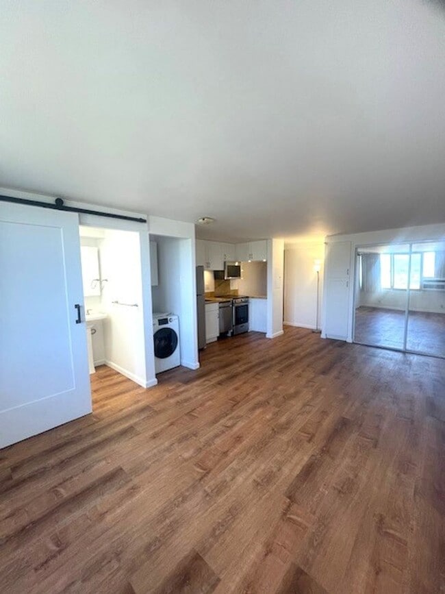 Building Photo - Renovated Studio / 1 Bath in Century Park Plaza