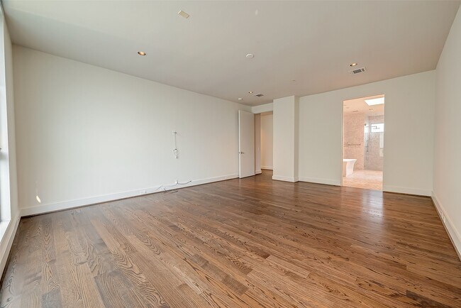 Building Photo - 2114 Potomac Dr