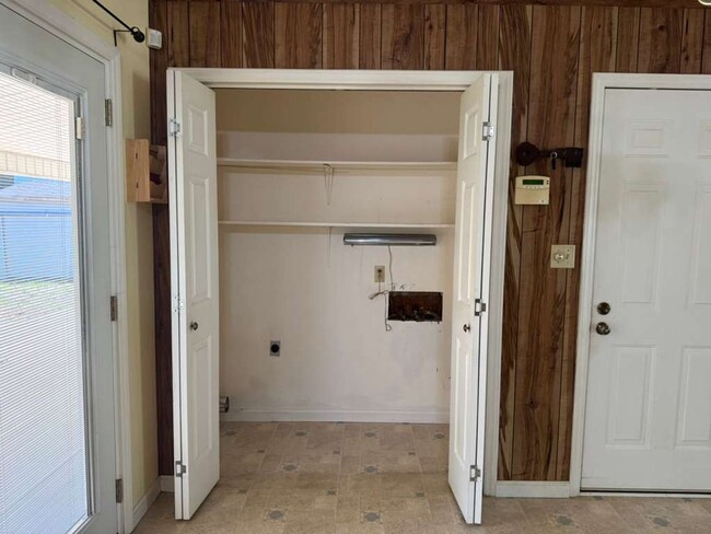 Building Photo - Available! Beautiful 3 Bed, 1 Bath Home in quiet neighborhood