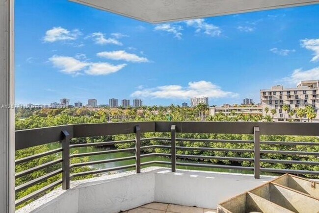 Building Photo - 3500 Mystic Pointe Dr