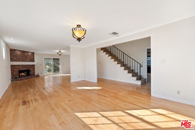 Building Photo - 807 E Orange Grove Ave