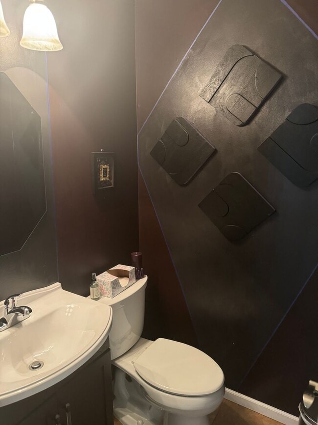Building Photo - Updated 2 Br / 2 Ba End Unit TH w/ 2-Car G...