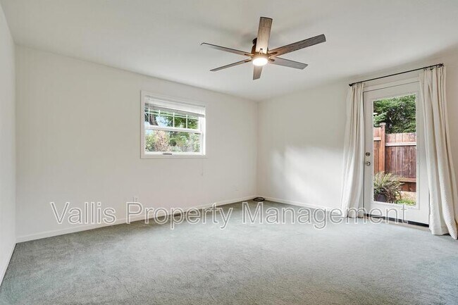 Building Photo - 3385 Camellia Dr S
