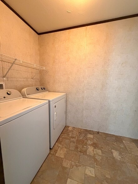 Building Photo - 220 Lakeshore Cir