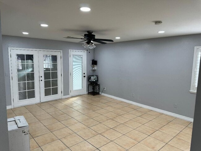 Building Photo - NEWLY RENOVATED ARVIN HOME HAVEN