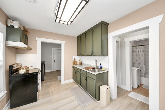 Building Photo - 4415 Hershe St