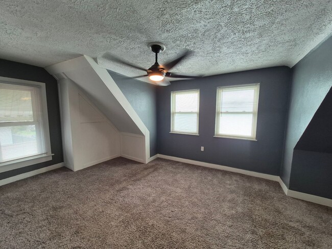 Building Photo - Get this adorable 3-bedroom 2 full bath ho...