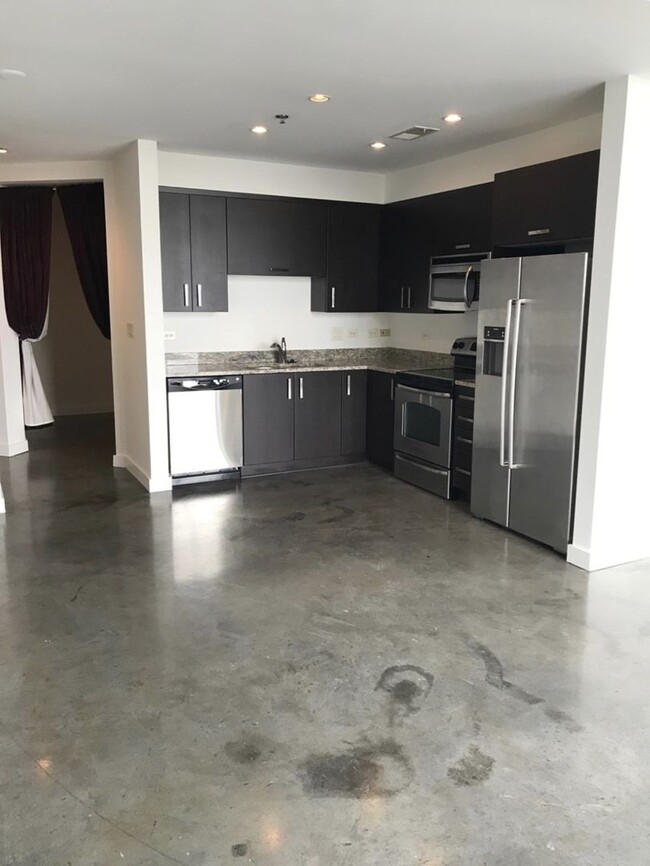 Building Photo - SLEEK 1 BED 1 BATH MUSIC ROW CONDO