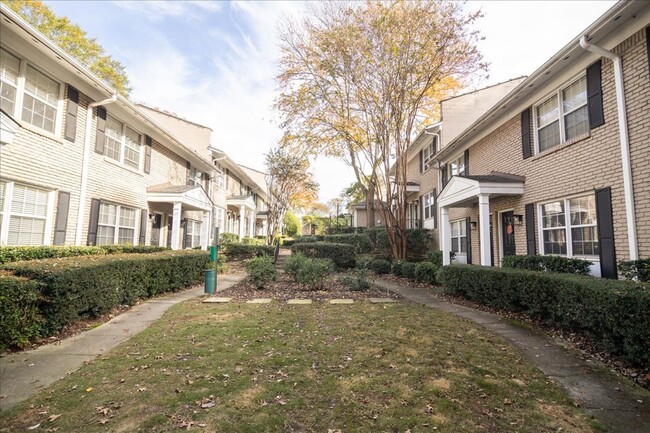 Building Photo - Bright & Stylish Townhome in Prime Atlanta...