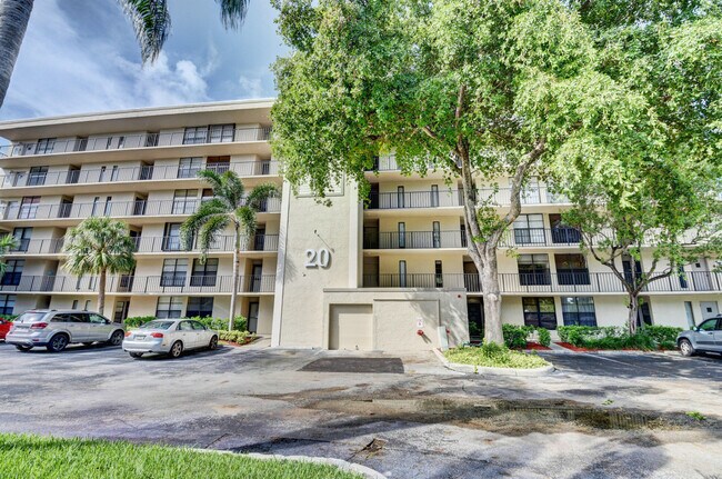 Building Photo - 20 Royal Palm Way