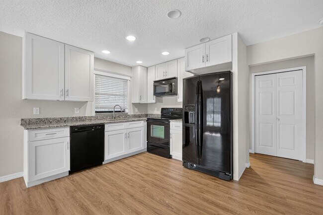 Building Photo - 2/2 Duplex in Umatilla w/ Private Fenced Yard & Dual Screened Patios!