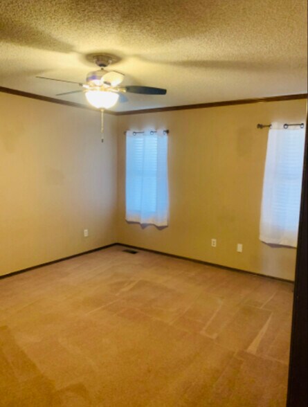 Building Photo - 2412 E Hills Dr