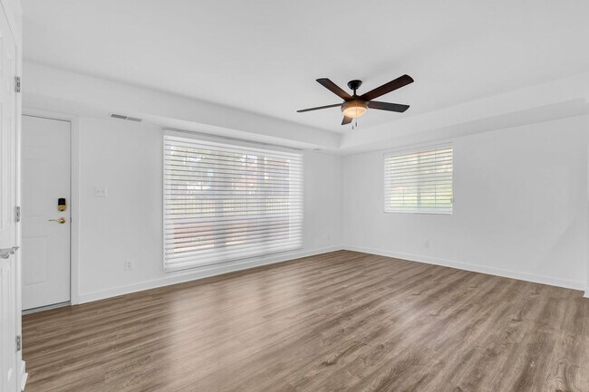 Building Photo - Large, Luxurious 2 Bedroom 2 Bath at Parks...