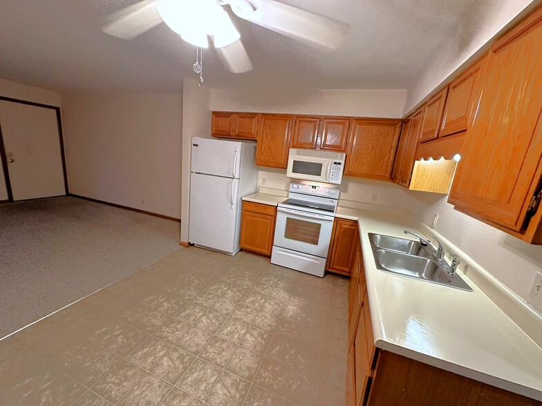 Building Photo - 780 Main St