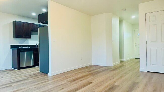 Building Photo - 4 bedroom duplex