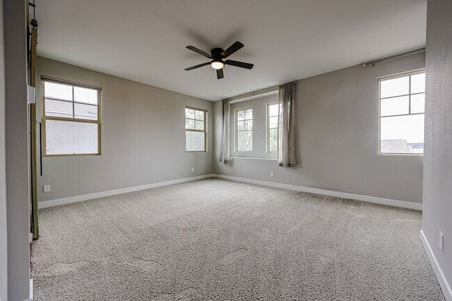 Building Photo - Move In Ready!stunning 3 bedroom, 2.5 bathroom home located in Phoenix!