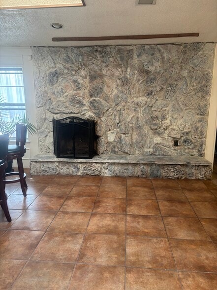 Building Photo - 310 Meadowlark Ln