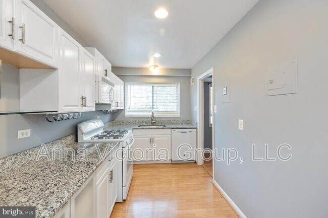 Building Photo - 10620 Weymouth St