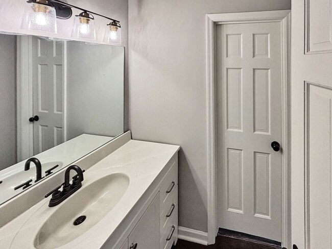 Building Photo - Charming Updated 2BR/2BA Duplex Close To E...