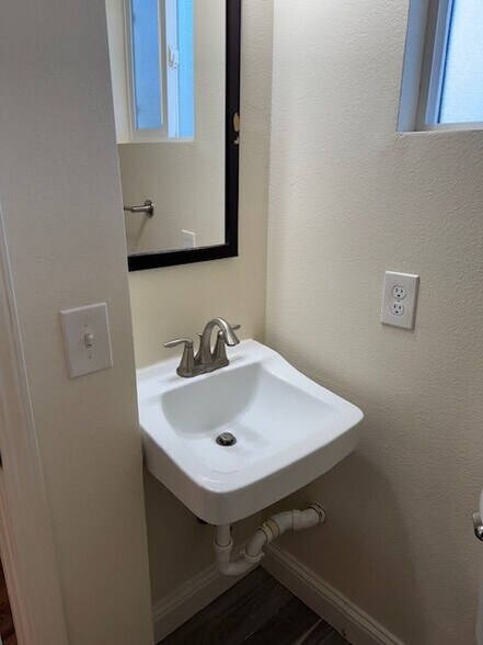 Building Photo - 1320 Fair Way