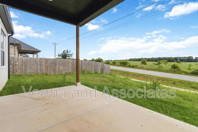 Building Photo - 930 Trestle Ln