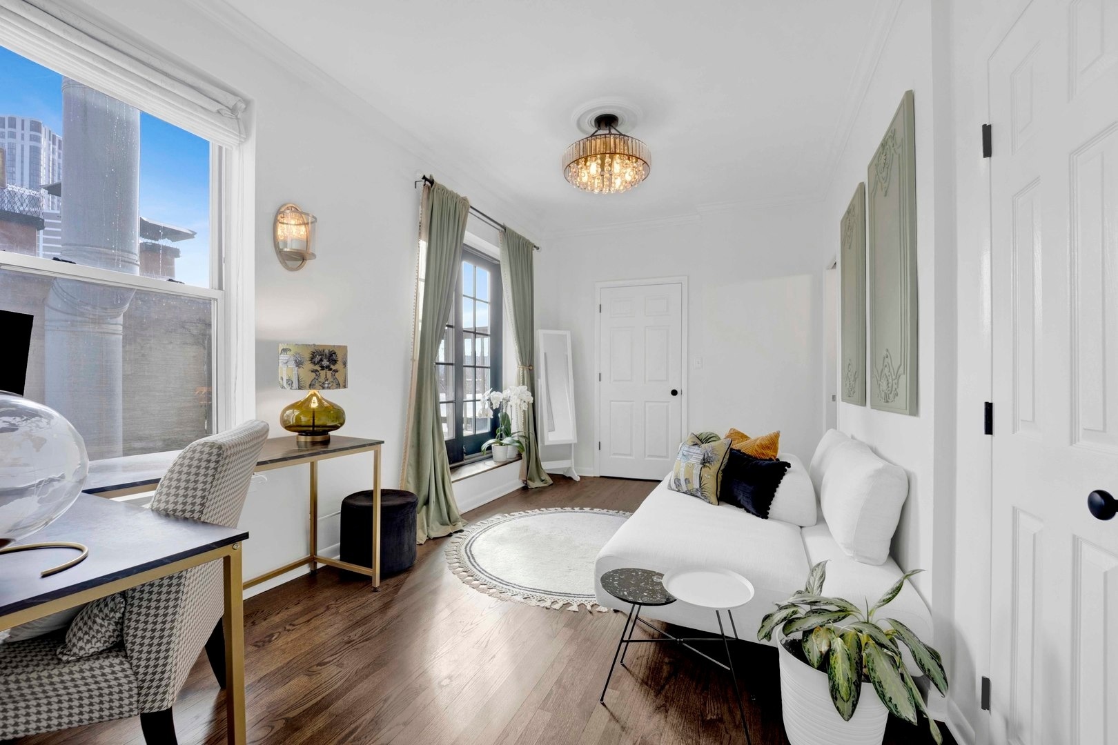 Primary bedroom - 223 W Wisconsin St