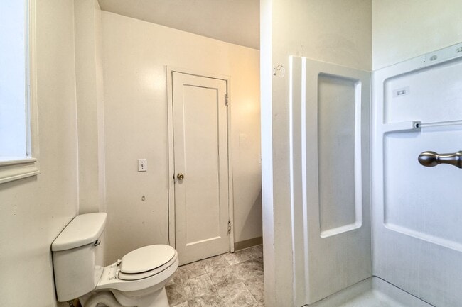 Building Photo - 1 bedroom 1 bath 900 sq ft home located in...