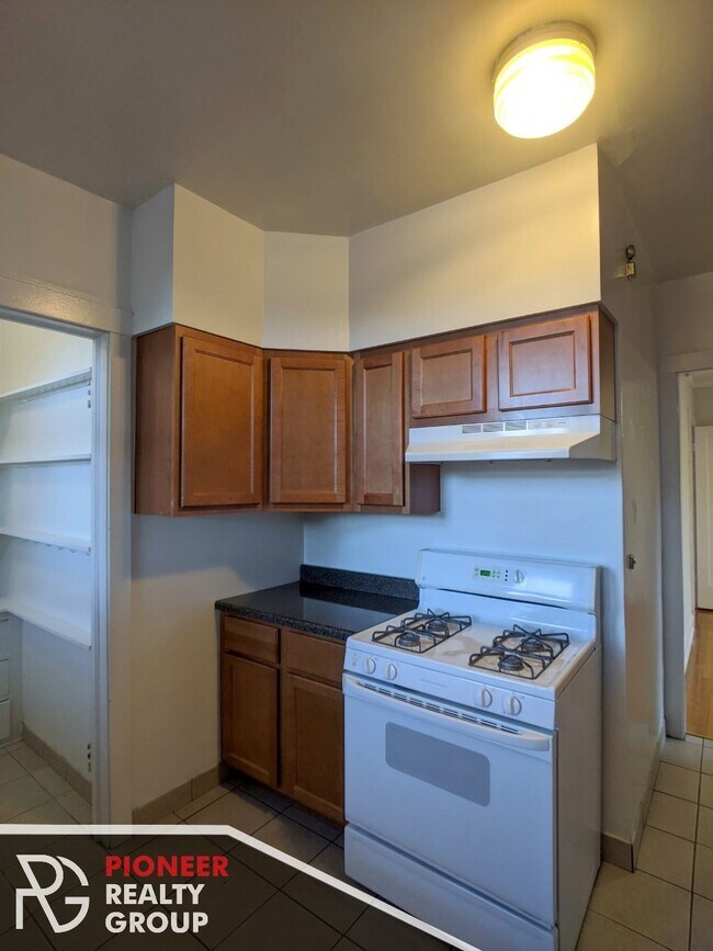 Building Photo - 1121 W Oakdale Ave