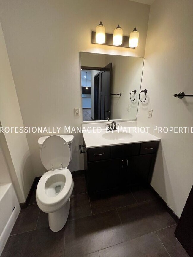 Building Photo - 245 Alyssa St