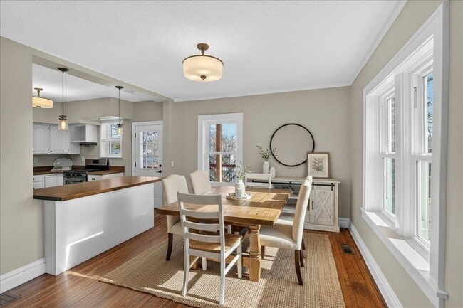 Building Photo - 1420 Bredell Ave