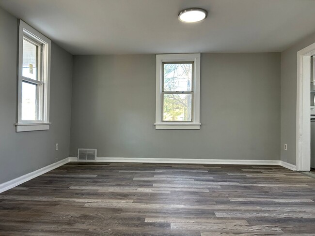 Building Photo - Newly Renovated - 4 Bedroom 1.5 Bath Singl...