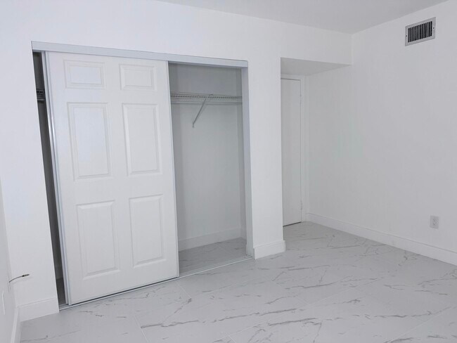 Building Photo - 300 E Club Cir