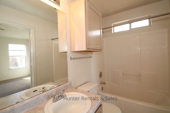 Building Photo - Amazing Fox Creek Home!